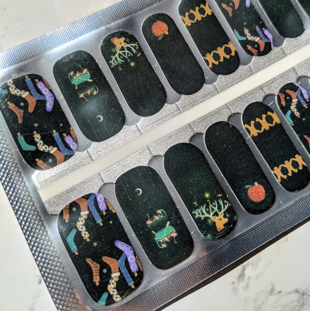 5 for $15 Nail Wraps- Christmas Eve - Picture 2 of 3